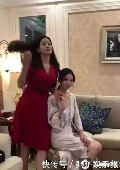 抖音“最美丈母娘”，撩头发瞬间女儿都吃醋了