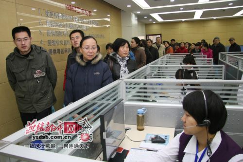 '></center><br />
　　石市将选拔医疗、药事、食品卫生、政策、司法等方面的优秀专家，进一步健全“12320”专家库。定期组织专家和石家庄市“十大名医”轮流在服务大厅“在线坐诊”答疑，让市民足不出户就能得到专业健康指导。<br />
　　升级后，石市“12320”可具体为市民提供五大类服务：接受传染病疫情与突发公共卫生事件报告；提供防病与保健知识咨询服务；提供国家有关公共卫生法律、法规与政策的咨询；受理有关医疗卫生问题的举报投诉；提供寻医问药等服务。<br />
　　石市“12320”还将尽快建立“12320”短信平台，开通短信群发功能，根据疫情及百姓的需求，及时发送健康资讯。并进一步完善网络预约咨询功能，让群众感到更加便捷。<br />
　　昨日，百名市民代表来到市疾控中心12320公共卫生公益电话大厅、传染病疫情与突发公共卫生事件预警与指挥系统、卫生检验中心等机构进行了现场参观体验。<p align=